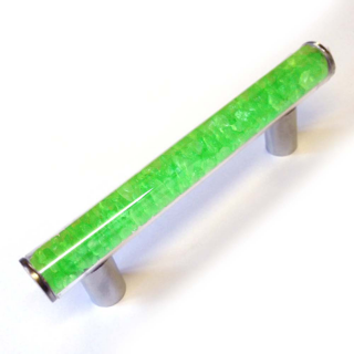 Glases mit Glasgranulat befüllt neon grün